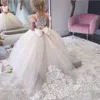 Nya blommaflickaklänningar för bröllop juvelhalsapplikationer flickor tävlingsklänningar täckt knapp tillbaka lång tåg barn party klänning wi285z
