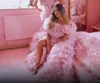 Mode 2020 zoete roze ruches tiered tule prom jurken sexy hoge kant gespleten puffy prom jurken korte mouwen formele jurk