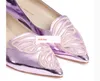 Patente de feminino de couro Patente 2024 sapatos de vestido saltos baixos de salnamentos bordados de borboleta Sophia Webster Purple Wedding Party Tamanho 34-42 8D090