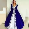 2020 bleu royal manches longues arabe robes de bal une ligne profonde col en V blanc dentelle appliques caftan robes de soirée robe de soirée musulmane