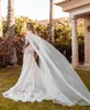 2020 Nya Bröllop Cape Appliques Lace Vit Elfenben Tulle Bridal Bolero Jackor Skräddarsydda Golvlängd Långt topp Bröllopsfolie
