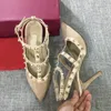 2020 Designer pekade med höga klackar patentlädernitar Sandaler Kvinnor Student Strappy Dress Party Office Wedding Shoes5988185