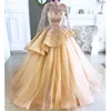 Dubai Arabiska Guld Quinceanera Klänningar Lace Beaded High Neck Peplum Prom Klänningar Långärmad Formell Party Andra mottagningstorkar