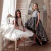 Mode Hög Låg Beaded Flower Girl Dresses For Wedding High Neck Toddler Pageant Gowns Custom Made Sequined Kids Prom Dress