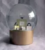 Globe de neige doré avec bouteille de parfum à l'intérieur de la boule de cristal de neige 2016 pour la nouveauté spéciale d'anniversaire de Noël