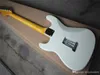 Chitarra elettrica bianca con battipenna bianco latte, tastiera in palissandro, pickup SSS, hardware cromato, offre servizi personalizzati