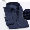 Vestido masculino camisas Mens moda roupas negócio casual manga longa camisa de camisa de trabalho botão baixo forma forma formal listrado 6xl 7xl 9xl