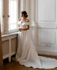 Elegant helt enkelt satin bröllopsklänningar av axeln En linje Baklösa bröllopsklänning Sweep Train Bridal Gowns Robes de Mariée