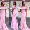 Ny billig afrikansk svart tjej rosa brudtärna klänningar sjöjungfrun av axel spets applikationer bröllop gäst klänning plus storlek piga av ära klänningar