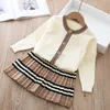 Automne Baby Girls Designer Clothes Set Kids Princess Tenues de fille rayée Sweater Cardigan Stripe Pleed Jirt Tricoted 2pcs Set7114827