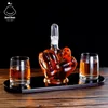 Nuovo set di whisky in vetro con una bottiglia di vetro a forma di dito medio con due tazze di cristallo e telaio in legno come contenitore di vetro per vino2537944