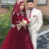 Elegant Velvet Muslim Burgundy Bröllopsklänningar Guld Lace Appliques Ball Gown Bröllopsklänningar Långärmad High Neck Vestidos de Noiva Al6586