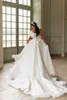 Snygg en linje pärlstav bröllopsklänningar En axelhalsapparat sida Split Bridal Gowns Sweep Train Robe de Mariée
