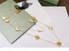 Europe Americy Jewelry Sets lady mässing vintage motiv Gravera korn gyllene fyra bladblomma 18k guldhalsband armband örhängen se8507555