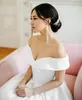 Elegant helt enkelt satin bröllopsklänningar av axeln En linje Baklösa bröllopsklänning Sweep Train Bridal Gowns Robes de Mariée