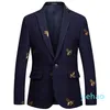 Fashion- Mens One Button Blazer Bee Ricamo Wedding Smart Casual Slim Fit Giacca di alta qualità Big Size 6XL Navy Blue Abbigliamento maschile