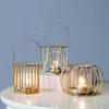 Golden Geometric Candle Holder med bärbart handtag och glascylindermetalltråd Lantern Party gynnar bröllopscenterstycken