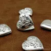 10 pezzi di modelli o disegni intagliati in argento su legno, ciondolo con ciondolo a medaglione a forma di cuore, piccolo pendente da 28 mm, accessori moda