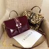 Designer- Kvinnors Leopard PU Läder Axelväskor Lady Solid Svart Och Burgundy Crossbody Chain Handväskor Tjej Fashion Sling Väskor