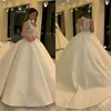 2020 Luxe Kapel A-lijn Trouwjurken Halter Geappliceerd Kant Een-mouw Bruidsjurk Sweep Train Custom Made Ruched Satin Bridal Town