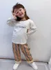 Meninas Designer Outfits Outono de 2020 novas crianças roupas ternos letra impressa T-shirt de manga comprida + listra Calças 2pcs Sets S386