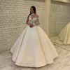 2020 Luxe Kapel A-lijn Trouwjurken Halter Geappliceerd Kant Een-mouw Bruidsjurk Sweep Train Custom Made Ruched Satin Bridal Town