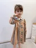 2020 Neue Kinder Brief Puppe Revers Plaid Kleid Kinder Rüschen Langarm Plissee Kleid Designer Mädchen Baumwolle Gitter Kleid A37106282741