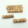 Square Wood Alphabet Treaks Tekst 10 mm naturalny buk drewniany litera litera koraliki do biżuterii Making DIY drewniane ząbki Kulki Szyja 7942130
