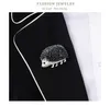 Svart Emalj Hedgehog Brosches Porcupine Pin Kids Coat Bag Badges Mode Smycken Söt djur Brosch Unisex Broches