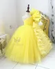 Żółty Jeden Ramię Kwiat Girl Dresses Suknia Balowa Pióro Mała Dziewczynka Suknie Ślubne Rocznika Komunion Pagewne Suknie Suknie F159