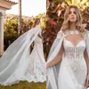 2020 Nya Bröllop Cape Appliques Lace Vit Elfenben Tulle Bridal Bolero Jackor Skräddarsydda Golvlängd Långt topp Bröllopsfolie