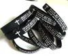 100 Stück inspirierende englische Serenity Prayer Silikonarmbänder christliche Männer Kreuz Modearmbänder Großhandel GOTT SERENITY Schmuck