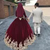 Elegant Velvet Muslim Burgundy Bröllopsklänningar Guld Lace Appliques Ball Gown Bröllopsklänningar Långärmad High Neck Vestidos de Noiva Al6586