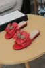 pantofole di lusso di moda Donna estiva Pantofole da spiaggia Cartoon Big Head Sandali piatti in pelle di design Hotel Pantofole ape in metallo Grandi dimensioni 35-42