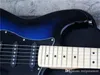 Donkerblauwe elektrische gitaar, zwarte pickguard, 3S zwarte pickups, chromen hardware, met een hardecase