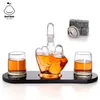 Nuovo set di whisky in vetro con una bottiglia di vetro a forma di dito medio con due tazze di cristallo e telaio in legno come contenitore di vetro per vino2537944