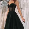 Romantic A Line Homecoming klänningar Kvinnor Kort knälängd Prom klänningar svart cocktail sexig illusion tyll examen Gown268n