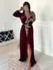 2020 Burgundy Långärmade Formella klänningar Marockanska Caftans Muslim Kväll Klänningar V-Hals Sexig Sidans Slitpead Broderi Vintage Party Dress