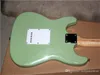 Chitarra elettrica verde chiaro con battipenna nero, pickup bianchi 3S, tastiera in acero, che offre servizi personalizzati