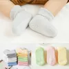 Chaussettes de sol pour bébé Chaussettes antidérapantes pour tout-petits Solides Nouveau-né Garçon Sneaker Footsocks Coton Épaissir Fille Chaussures Chaussettes pour nourrissons 6 couleurs AT4684