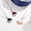 S925 Sterling Silver Small Kjol Necklace Ladies Micro-Inlaid Red Agate Wave Fan-Shaped Pendant Halsband Nät Röd Samma stycke