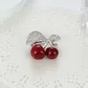 Lusso Cubic Zirconia Ciliegie Spille smaltate Carino Frutta rossa Ciliegia Spille Pin Gioielli vintage Regalo per lei broche femme bijoux