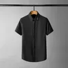 新しいソリッドカラーメンズシャツラグジュアリーメタルデコレーション半袖メンズドレスシャツファッションスリムフィット男性プラスサイズ4xl216r