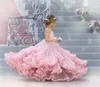 2021 Abiti da ragazza di fiori rosa bohémien per matrimoni Ruffles Perline Una linea Abito da spettacolo per ragazze Lunghezza pavimento Abito da comunione per bambini