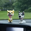 Annuendo Cane Divertente Scuotendo La Testa Giocattoli Carino Bobblehead Cuccioli Bambole Altalena Ornamenti per Auto Home Auto Interni Decor Cruscotto dell'auto Giocattoli1234259232