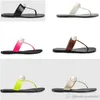 Klassiska män tofflor Stor sommar Gummibotten kvinna strand Slides bokstav Platt klack designersandaler Metallknapp Lazy lady Loafers Flip flops Stor storlek 35-42-41-45