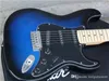 Donkerblauwe elektrische gitaar, zwarte pickguard, 3S zwarte pickups, chromen hardware, met een hardecase