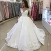 Sheer Neck Långärmad bollklänning Bröllopsklänningar 2021 Saudiarabien Lace Appliqued Bridal Gowns Court Train Dubai Vestidos de Novia Al6782