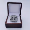 Großhandel 2007 Saskatchewan Roughriders Der 95. Grey Cups Ring Geben Sie Geschenke mit Holzbox Lüftergeschenk1638984