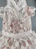 El yapımı Köpek Giyim Peachy Bej Standı Yaka Kesim Dantel Inci Çiçekler Pet Giysileri Cheongsam Gelinlik